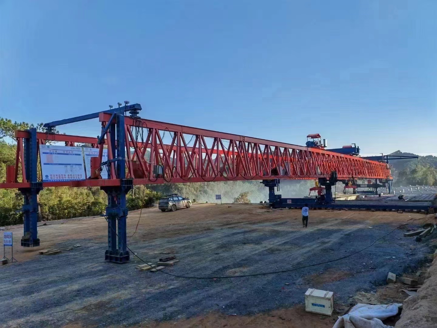 廣東肇慶，葛洲壩集團(tuán)肇明高速一標(biāo)（肇慶 高明）新東方起重機(jī)集團(tuán)40/200安裝調(diào)試完成梁板順利架設(shè)