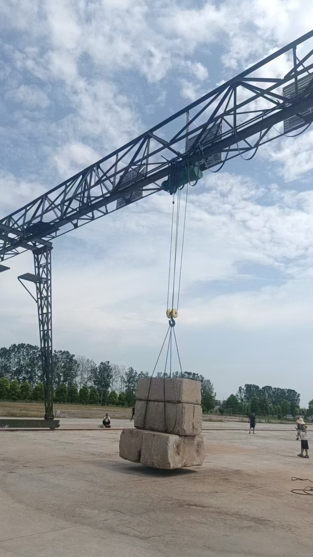 兩臺起重機成功起吊靜載1.25倍，動載運行平穩(wěn)??！