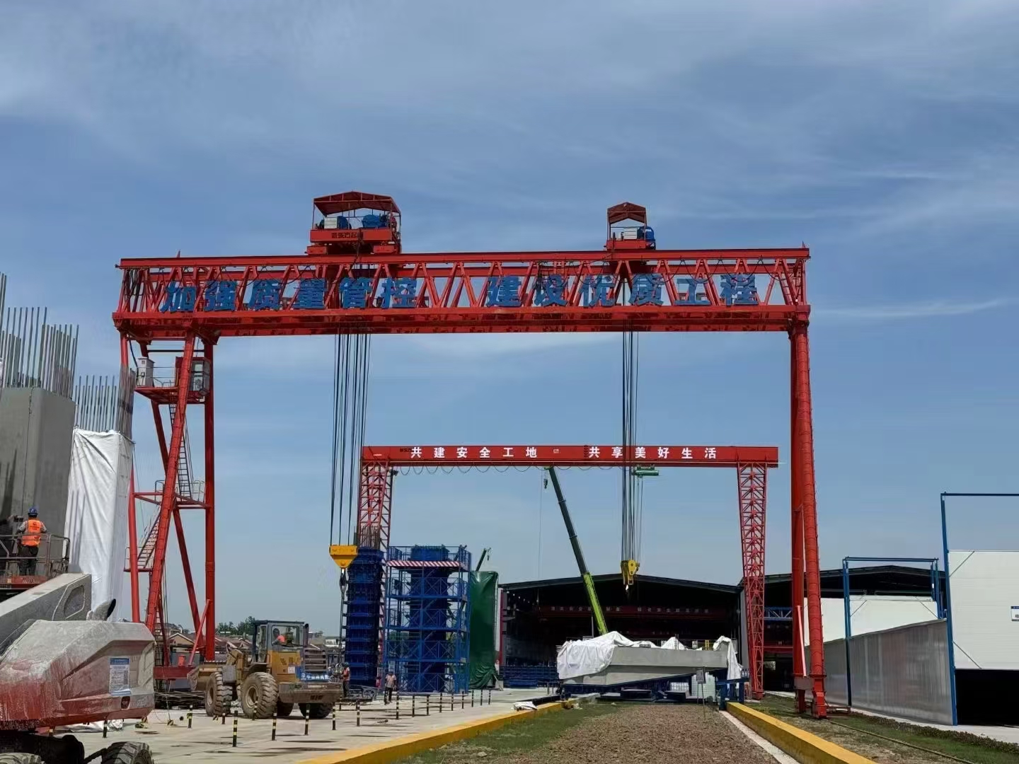 江蘇宿遷工地200+100提梁機，跨度30m高18m，吊墩柱使用，